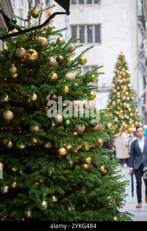 Mayfair, Londres, Royaume-Uni. 18 novembre 2024. Les décorations de Noël et les vitrines du Mayfair de Londres ajoutent de la couleur un jour gris. Crédit : Malcolm Park/Alamy Live News Banque D'Images