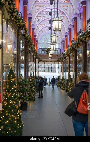 Mayfair, Londres, Royaume-Uni. 18 novembre 2024. Les décorations de Noël et les vitrines du Mayfair de Londres ajoutent de la couleur un jour gris. La Royal Arcade à Mayfair. Crédit : Malcolm Park/Alamy Live News Banque D'Images