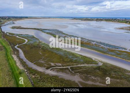 LuftBild Bucht Baie du Kernic am Ärmelkanal BEI Ebbe, Sandbänke, Plouescat, Leon, Departement Finistère Penn-Ar-Bed, région Bretagne Breizh, Frankreich *** vue aérienne Baie du Kernic sur la Manche à marée basse, bancs de sable, Plouescat, Leon, Finistère Penn Ar Bed Department, Bretagne Breizh region, France Banque D'Images