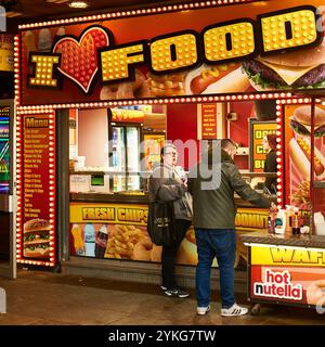 J'adore les stands de nourriture sur la promenade de Blackpool la nuit Banque D'Images