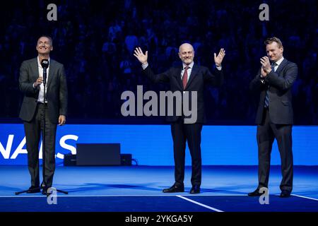 Turin, Italie. 17 novembre 2024. Angelo Binaghi (C), président de la FITP (Fédération italienne de tennis et de padel), célèbre Andrea Gaudenzi (G), président de l'ATP, annonce que les finales ATP Nitto resteront en Italie jusqu'en 2030 et Adam Hogg (d), directeur du tournoi des finales ATP Nitto, applaudit lors de la cérémonie de remise des prix à la fin du dernier match simple entre Jannik Sinner d'Italie et Taylor Fritz des USA pendant le huitième jour des finales ATP Nitto. Jannik Sinner a gagné le match 6-4, 6-4. Crédit : Nicolò Campo/Alamy Live News Banque D'Images