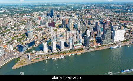 Les gratte-ciel de Rotterdam présentent une architecture moderne, des voies navigables et une vie urbaine animée capturés sous un ciel lumineux et ensoleillé Banque D'Images