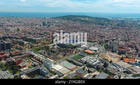 Paysage urbain aérien de Barcelone, avec le stade Camp Nou et un vaste paysage urbain s'étendant jusqu'à la mer. Banque D'Images