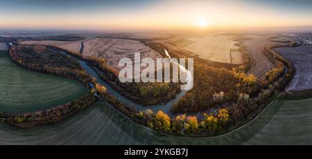 Vue aérienne du petit Danube au coucher du soleil près de Bratislava, paysage panoramique Banque D'Images