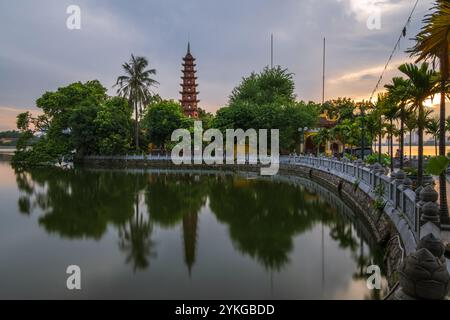 Il s'agit d'une vue de coucher de soleil de la pagode Tran Quoc sur le célèbre lac Tay Ho également connu sous le nom de lac de l'Ouest le 02 juillet 2023 à Hanoi, Vietnam Banque D'Images