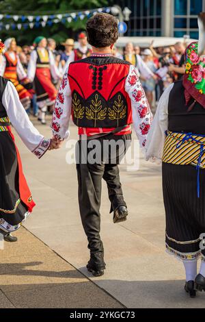 Homme en gilet rouge traditionnel dansant pendant le festival culturel Banque D'Images