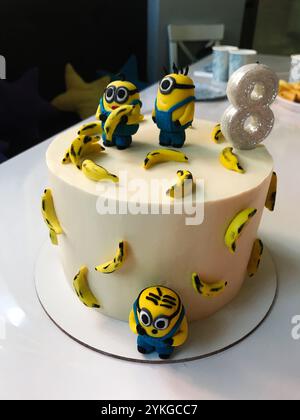 Kiev, Ukraine - 04 avril 2021 : un délicieux gâteau d'anniversaire sur le thème du minion orné de décorations de banane et d'un numéro huit scintillant, parfait Banque D'Images