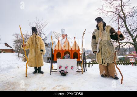 uzhhorod, ukraine - 15 janvier 2017 : festival vasyllya. des gens joyeux célébrant les vacances d'hiver dans le musée de l'architecture folklorique et de la vie. traditionnel Banque D'Images