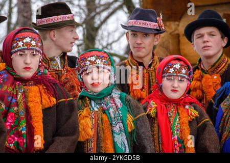 uzhhorod, ukraine - 15 janvier 2017 : festival vasyllya. chœur en vêtements ethniques. célébrer les vacances d'hiver dans le musée de l'architecture folklorique et de la vie. tr Banque D'Images