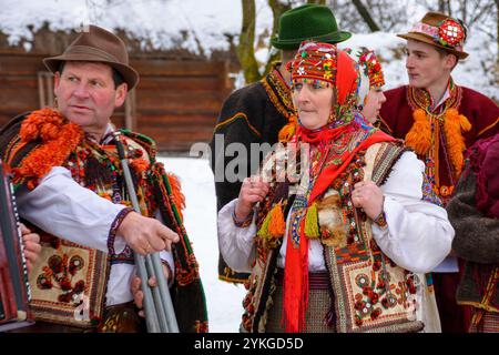 uzhhorod, ukraine - 15 janvier 2017 : festival vasyllya. concours musical festif. célébrer les vacances d'hiver dans le musée de l'architecture folklorique et de la vie. t Banque D'Images