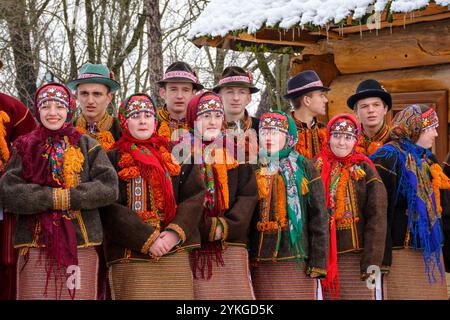 uzhhorod, ukraine - 15 janvier 2017 : festival vasyllya. performance ethnique groovy. célébrer les vacances d'hiver dans le musée de l'architecture folklorique et de la vie. t Banque D'Images