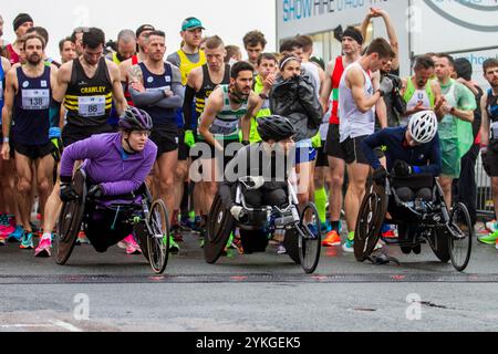 Brighton, Royaume-Uni. 23 février 2020. Des milliers de coureurs se sont joints au 30e semi-marathon de Brighton en partant de Madeira Drive à 9h30, parcourant un parcours de 13,1 km à travers la ville et de nombreux de ses monuments. Les courses en fauteuil roulant ont également rejoint une course antérieure. L'événement s'est terminé avec le prix Cerymony aux gagnants tard dans la matinée. L'événement a apporté à la ville une atmosphère festive avec plusieurs routes fermées à la suite de l'événement. Le Sussex Beacon, qui soutient les personnes vivant avec le VIH, organise la course depuis 1990 Banque D'Images