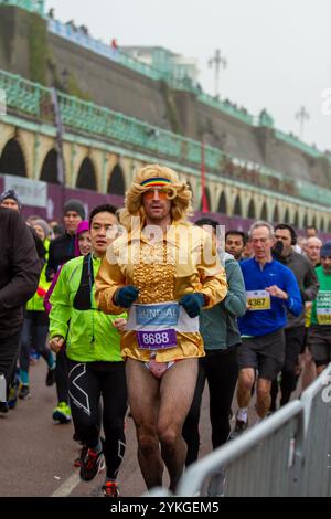 Brighton, Royaume-Uni. 23 février 2020. Des milliers de coureurs se sont joints au 30e semi-marathon de Brighton en partant de Madeira Drive à 9h30, parcourant un parcours de 13,1 km à travers la ville et de nombreux de ses monuments. Les courses en fauteuil roulant ont également rejoint une course antérieure. L'événement s'est terminé avec le prix Cerymony aux gagnants tard dans la matinée. L'événement a apporté à la ville une atmosphère festive avec plusieurs routes fermées à la suite de l'événement. Le Sussex Beacon, qui soutient les personnes vivant avec le VIH, organise la course depuis 1990 Banque D'Images