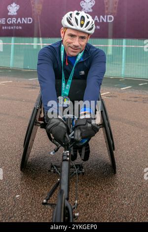 Brighton, Royaume-Uni. 23 février 2020. Des milliers de coureurs se sont joints au 30e semi-marathon de Brighton en partant de Madeira Drive à 9h30, parcourant un parcours de 13,1 km à travers la ville et de nombreux de ses monuments. Les courses en fauteuil roulant ont également rejoint une course antérieure. L'événement s'est terminé avec le prix Cerymony aux gagnants tard dans la matinée. L'événement a apporté à la ville une atmosphère festive avec plusieurs routes fermées à la suite de l'événement. Le Sussex Beacon, qui soutient les personnes vivant avec le VIH, organise la course depuis 1990 Banque D'Images