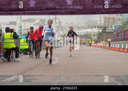 Brighton, Royaume-Uni. 23 février 2020. Des milliers de coureurs se sont joints au 30e semi-marathon de Brighton en partant de Madeira Drive à 9h30, parcourant un parcours de 13,1 km à travers la ville et de nombreux de ses monuments. Les courses en fauteuil roulant ont également rejoint une course antérieure. L'événement s'est terminé avec le prix Cerymony aux gagnants tard dans la matinée. L'événement a apporté à la ville une atmosphère festive avec plusieurs routes fermées à la suite de l'événement. Le Sussex Beacon, qui soutient les personnes vivant avec le VIH, organise la course depuis 1990 Banque D'Images