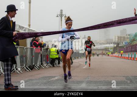 Brighton, Royaume-Uni. 23 février 2020. Des milliers de coureurs se sont joints au 30e semi-marathon de Brighton en partant de Madeira Drive à 9h30, parcourant un parcours de 13,1 km à travers la ville et de nombreux de ses monuments. Les courses en fauteuil roulant ont également rejoint une course antérieure. L'événement s'est terminé avec le prix Cerymony aux gagnants tard dans la matinée. L'événement a apporté à la ville une atmosphère festive avec plusieurs routes fermées à la suite de l'événement. Le Sussex Beacon, qui soutient les personnes vivant avec le VIH, organise la course depuis 1990 Banque D'Images