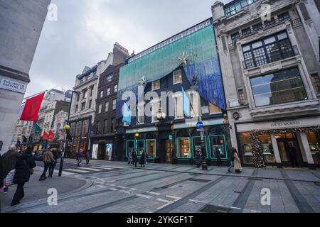 Londres, Royaume-Uni. 18 novembre 2024 . La façade du magasin phare de luxe Tiffany & Co est décorée pour le crédit de Noël. Amer Ghazzal/Alamy Live News Banque D'Images