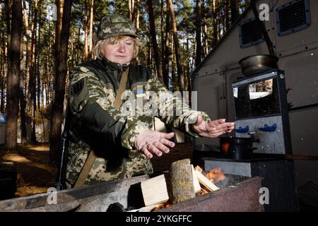 KIEV Reg., UKRAINE - 02 novembre 2024 : entraînement militaire des sorcières du groupe mobile de défense aérienne féminine de Bucha dans la région de Kiev, Ukraine. Banque D'Images