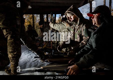 KIEV Reg., UKRAINE - 02 novembre 2024 : entraînement militaire des sorcières du groupe mobile de défense aérienne féminine de Bucha dans la région de Kiev, Ukraine. Banque D'Images