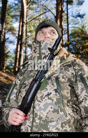 KIEV Reg., UKRAINE - 02 novembre 2024 : entraînement militaire des sorcières du groupe mobile de défense aérienne féminine de Bucha dans la région de Kiev, Ukraine. Banque D'Images