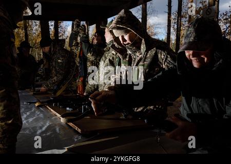 KIEV Reg., UKRAINE - 02 novembre 2024 : entraînement militaire des sorcières du groupe mobile de défense aérienne féminine de Bucha dans la région de Kiev, Ukraine. Banque D'Images