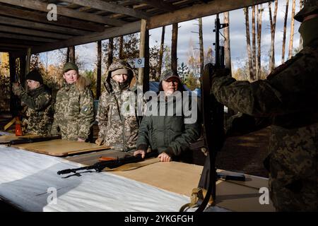 KIEV Reg., UKRAINE - 02 novembre 2024 : entraînement militaire des sorcières du groupe mobile de défense aérienne féminine de Bucha dans la région de Kiev, Ukraine. Banque D'Images