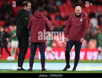 Londres, Royaume-Uni. 17 novembre 2024. John O'Shea (G), entraîneur adjoint de la République d'Irlande s'entretient avec Lee Carsley (d), entraîneur-chef intérimaire de l'Angleterre lors du match de l'UEFA Nations League au stade de Wembley, Londres. Le crédit photo devrait se lire : Paul Terry/Sportimage crédit : Sportimage Ltd/Alamy Live News Banque D'Images