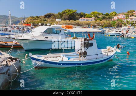 Zakynthos, Grèce - 17 août 2016 : des bateaux à moteur blancs sont ancrés dans la baie de Laganas par une journée ensoleillée d'été Banque D'Images