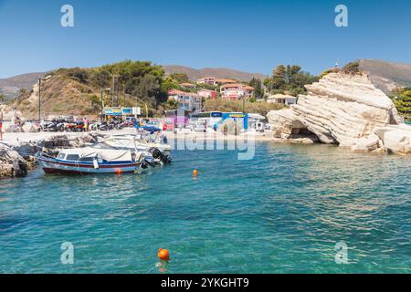 Zakynthos, Grèce - 17 août 2016 : des bateaux à moteur de plaisance sont amarrés devant les rochers côtiers d'Agios Sostis par une journée d'été ensoleillée Banque D'Images