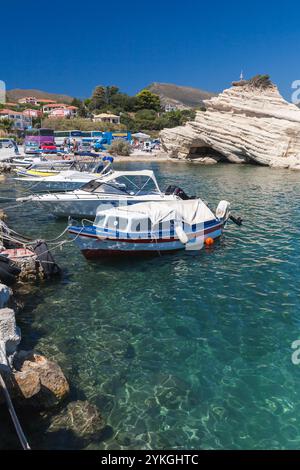 Zakynthos, Grèce - 17 août 2016 : les bateaux de plaisance sont amarrés devant les rochers côtiers d'Agios Sostis par une journée ensoleillée, photo verticale Banque D'Images