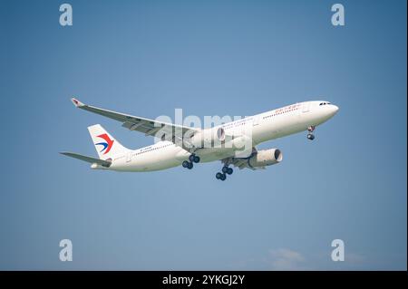 21.10.2024, Singapour, République de Singapour, Asie - Un avion de passagers Airbus A330-343 de China Eastern Airlines approche de l'aéroport de Changi pour atterrir. Banque D'Images