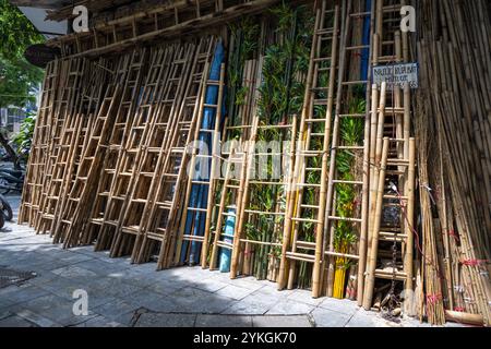 Magasin de bambou vendant des échelles et des produits artisanaux traditionnels dans le vieux quartier le 16 juillet 2023 à Hanoi, Vietnam Banque D'Images