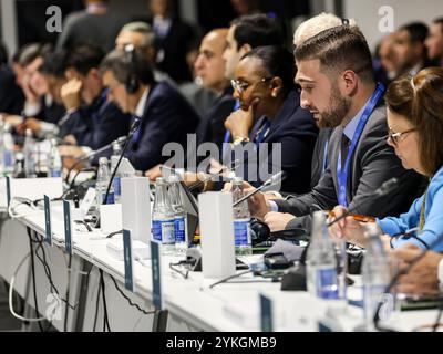 Bakou, Azerbaïdjan, le 18 novembre 2024. Les participants assistent à la table ronde ministérielle sur le développement humain et l’écologisation de l’éducation pour la résilience climatique pendant la COP29 de la Conférence des Nations Unies sur les changements climatiques, un événement organisé par la CCNUCC au stade olympique de Bakou. La COP29, qui se déroule du 11 au 22 novembre, se concentre sur le financement climatique. Crédit : Dominika Zarzycka/Alamy Live News. Banque D'Images