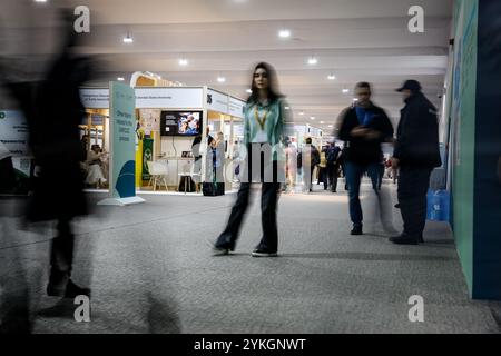 Bakou, Azerbaïdjan, le 18 novembre 2024. Les participants marchent dans la zone des pavillons des ONG pendant la COP29 de la Conférence des Nations Unies sur les changements climatiques, un événement organisé par la CCNUCC au stade olympique de Bakou. La COP29, qui se déroule du 11 au 22 novembre, se concentre sur le financement climatique. Crédit : Dominika Zarzycka/Alamy Live News. Banque D'Images