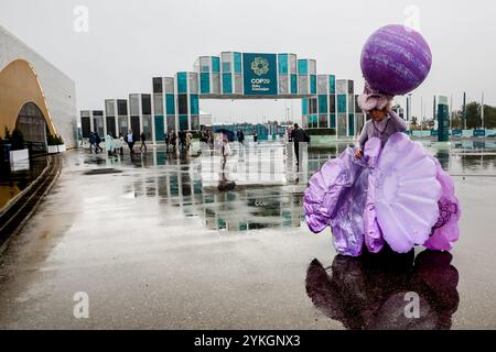 Bakou, Azerbaïdjan, le 18 novembre 2024. Un artiste se tient devant l’entrée principale du site de la COP29 de la Conférence des Nations Unies sur les changements climatiques, un événement organisé par la CCNUCC au stade olympique de Bakou. La COP29, qui se déroule du 11 au 22 novembre, se concentre sur le financement climatique. Crédit : Dominika Zarzycka/Alamy Live News. Banque D'Images