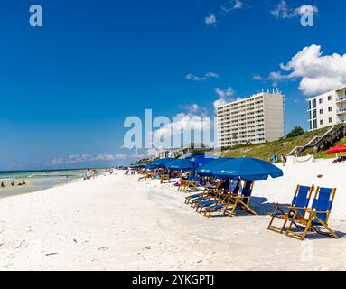 Parasols et chaises longues sur la plage de Santa Rosa Banque D'Images