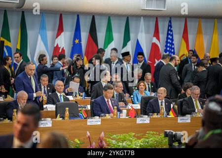 18 novembre 2024, Brésil, Rio de Janeiro : le chancelier allemand Olaf Scholz (première rangée, 2e à droite, SPD) Xi Jinping (2e à gauche), président de la République populaire de Chine, Lula da Silva (à gauche), président du Brésil, et Anthony Albanese (à droite), premier ministre australien, participent à la première séance de travail du sommet du G20. Les chefs d'État et de gouvernement des principales puissances économiques de tous les continents se réunissent pour leur sommet annuel. Les discussions de deux jours porteront également sur les guerres en Ukraine et au moyen-Orient, la lutte contre le changement climatique et la situation économique mondiale Banque D'Images