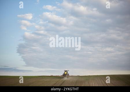 Machines agricoles travaillant dans les champs. Banque D'Images
