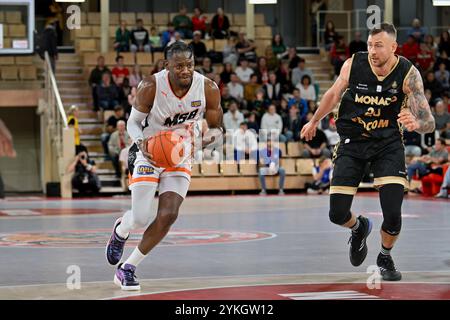 Monaco, Monaco. 17 novembre 2024. Donatas Motiejunas et Wilfrid Yeguete, joueur n°15 du Mans, sont vus en action lors du championnat de france Betclic Elite entre L'AS Monaco et le Mans dans la salle Gaston Medecin à Monaco. Score final : AS MONACO 74 - 86 LE MANS crédit : SOPA images Limited/Alamy Live News Banque D'Images