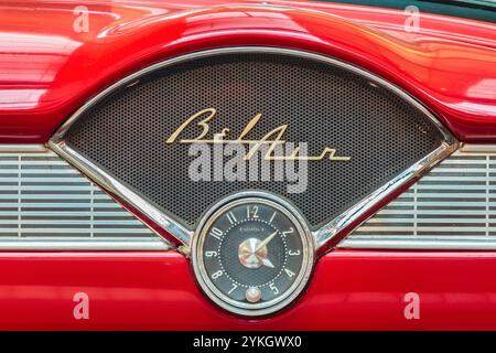 Détail du tableau de bord d'une voiture classique Chevrolet Bel Air Cabriolet 1956 rouge dans le village néerlandais de Drempt, aux pays-Bas, le 19 novembre 2014 Banque D'Images