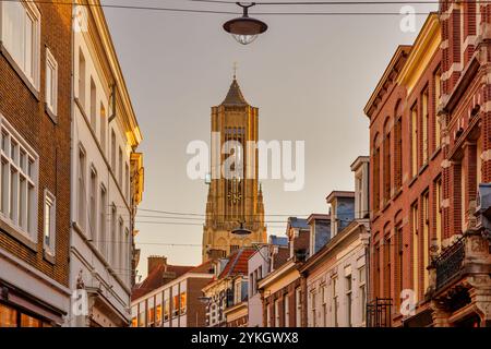 Rue commerçante en face de l'église Eusebius dans le centre-ville hollandais d'Arnhem, aux pays-Bas Banque D'Images