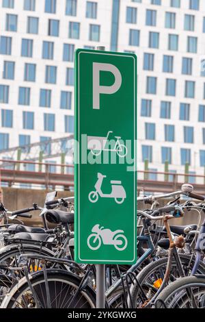 Place de parking néerlandaise pour vélos, vélos cargo, cyclomoteurs et motos à Amsterdam Banque D'Images