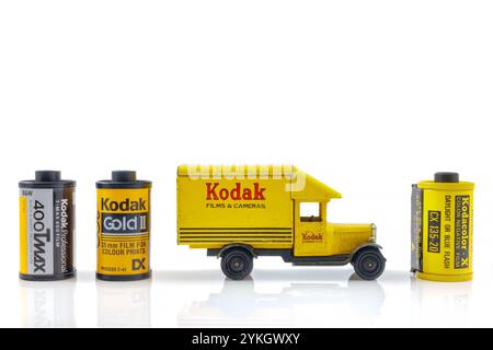 Dieren, pays-Bas - 27 octobre 2023 : ancien camion-jouet Kodak et cartouches de film devant un fond blanc à Dieren, pays-Bas Banque D'Images