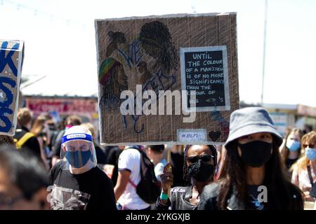 Brighton, Royaume-Uni. 13 juin 2020. Une manifestation de Black Lives Matter a lieu à Brighton, où plus de 1 000 manifestants se sont rassemblés pour exprimer leur solidarité avec les manifestations de Black Lives Matter dans le monde entier. Le récent assassinat brutal de George Floyd par la police américaine à Minneapolis a déclenché un grand nombre de manifestations dans le monde entier contre la brutalité policière américaine envers les Afro-Américains et contre la discrimination raciale et l'injustice en général. De nombreux manifestants à Brighton portaient des masques et criaient des slogans antiracistes. Les manifestants se sont également alignés le long du front de mer pour une manifestation silencieuse. Certains participent Banque D'Images