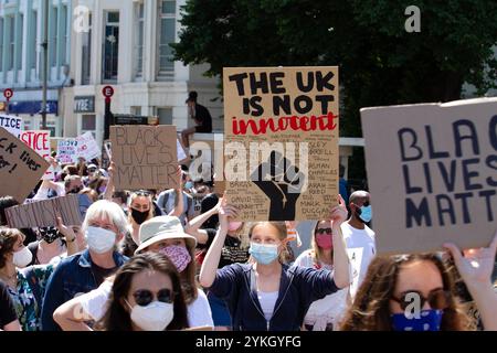 Brighton, Royaume-Uni. 13 juin 2020. Une manifestation de Black Lives Matter a lieu à Brighton, où plus de 1 000 manifestants se sont rassemblés pour exprimer leur solidarité avec les manifestations de Black Lives Matter dans le monde entier. Le récent assassinat brutal de George Floyd par la police américaine à Minneapolis a déclenché un grand nombre de manifestations dans le monde entier contre la brutalité policière américaine envers les Afro-Américains et contre la discrimination raciale et l'injustice en général. De nombreux manifestants à Brighton portaient des masques et criaient des slogans antiracistes. Les manifestants se sont également alignés le long du front de mer pour une manifestation silencieuse. Certains participent Banque D'Images