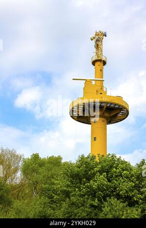 Tour de guet de maison de lumière jaune dans la nature sur l'île de Harrier Sand à Schwanewede Osterholz Allemagne Banque D'Images