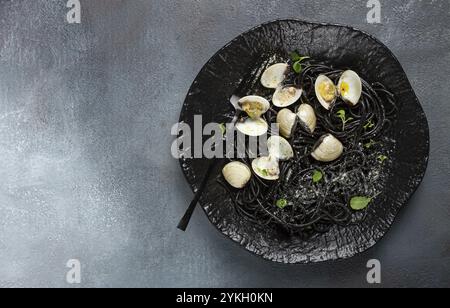 Spaghetti noir vongole, venerki, fait maison, sans gens Banque D'Images