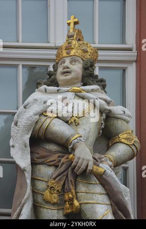 Sculpture d'un empereur romain avec couronne d'or et croix, or, vue, détail, roi antique, zum Roemischen Kaiser, Gutenberg-Museum, Liebfrauenplatz Banque D'Images