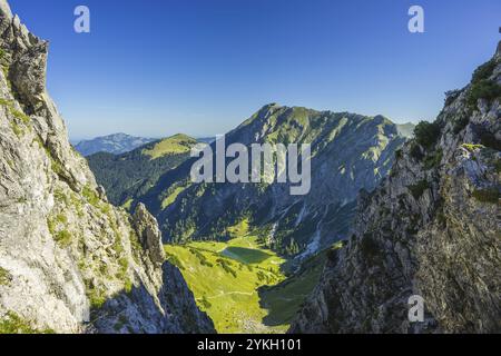 Basse Gaisalpsee, derrière elle l'Entschenkopf (2043m), Alpes Allgaeu, Allgaeu, Bavière, Allemagne, Europe Banque D'Images