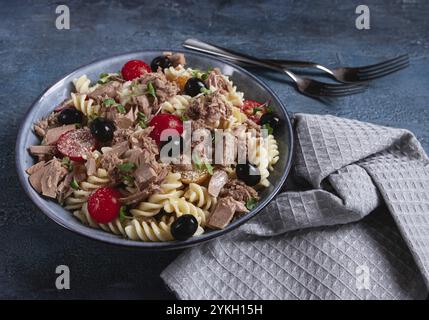 Salade de pâtes fusilli avec thon en conserve, tomates cerises et olives, parmesan, microgreens, fait maison, pas de gens Banque D'Images